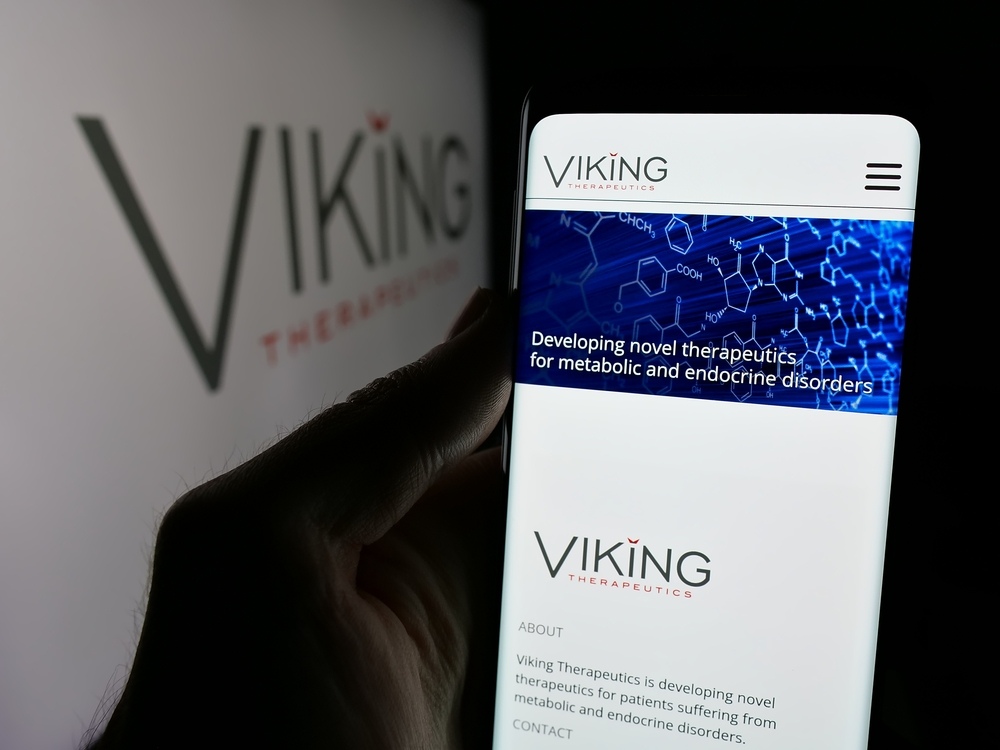 TradingKey - 週二，Viking Therapeutics(VKTX.US)的股價遭遇大幅暴跌，跌幅超過42%，這場暴跌源自於該公司公佈的中期試驗數據，在副作用問題上表現不佳，令投資人大失所望。這家專注於肥胖症藥物開發的生物科技公司，股價從週一收盤時的42.09美元驟降至週二收盤的24.36美元，盤中最低觸及23.21美元，Viking的市值也從週一的40多億美元縮水至27.39億美元。
